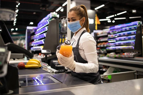 Covid Salgınında Çalışıyor Süpermarketteki Kasiyer Maske Takıyor Corona Virüsüne Karşı — Stok fotoğraf