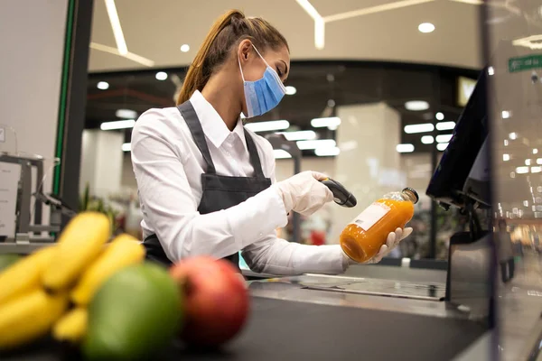 Cajero Supermercado Con Máscara Guantes Totalmente Protegidos Contra Virus Corona — Foto de Stock
