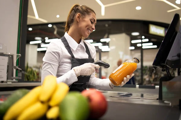 Portret Van Vrouwelijke Kassier Supermarkt Scannen Barcode Van Producten Koop — Stockfoto