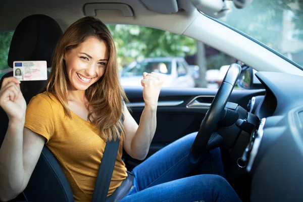 Auto Innenansicht Einer Frau Mit Führerschein Fahrschule Junge Schöne Frau — Stockfoto