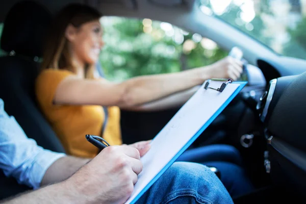 Close Weergave Van Rij Instructeur Houden Checklist Terwijl Achtergrond Vrouwelijke — Stockfoto