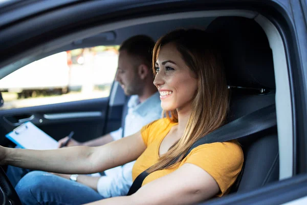 Close Zicht Van Vrouwelijke Student Rijden Een Auto Instructeur Houden — Stockfoto