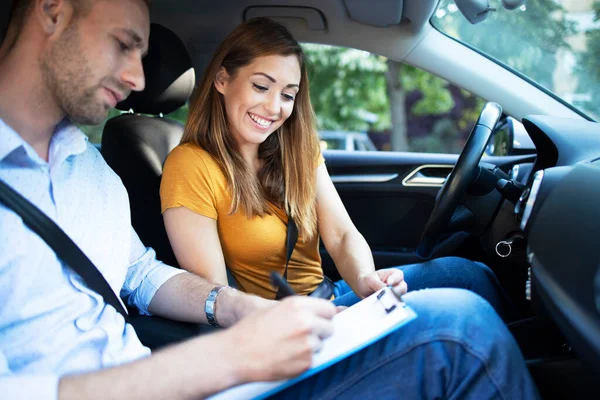 Ter Aulas Condução Instrutor Carro Explicando Regras Trânsito Cidade Antes — Fotografia de Stock