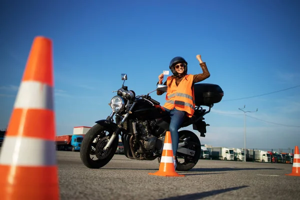 Motosiklet sürüş kursu. Motosiklet ehliyetini başarılı bir şekilde bitiren öğrenci.