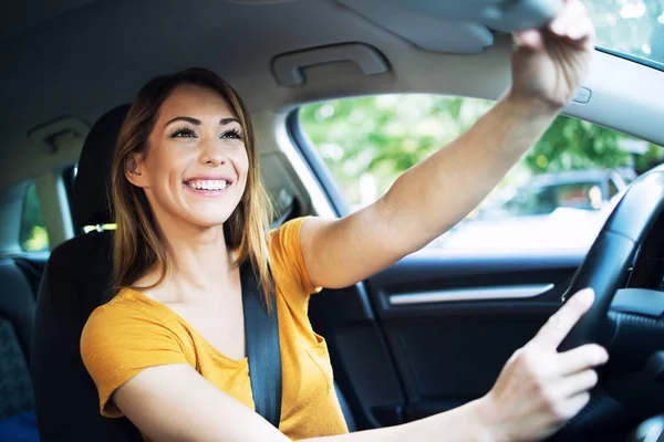 Внутренний Вид Автомобиля Женщины Водителя Регулирующей Зеркала Перед Вождением Автомобиля — стоковое фото