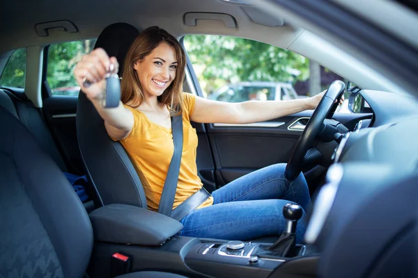 Lindas Mulheres Motorista Sentado Seu Veículo Segurando Chaves Carro Pronto — Fotografia de Stock