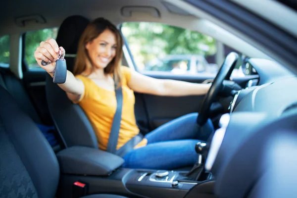 Lindas Mulheres Motorista Sentado Seu Veículo Segurando Chaves Carro Pronto — Fotografia de Stock