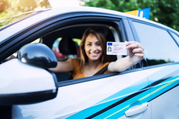 Mulher Com Carta Condução Escola Condução Mulher Bonita Nova Passou — Fotografia de Stock