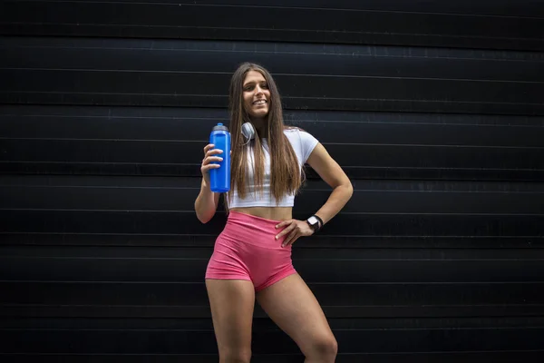 Retrato Mujer Fitness Muscular Sosteniendo Botella Agua Gimnasio Listo Para — Foto de Stock