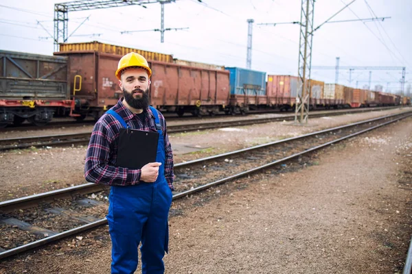 Kolejowy Transport Towarowy Portret Pracownika Kolei Podkładką Stojącą Przy Torach — Zdjęcie stockowe