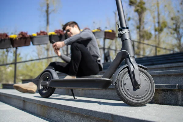 Elektrikli Scooter Işe Gidip Gelen Araç Arka Planda Oturan Genç — Stok fotoğraf