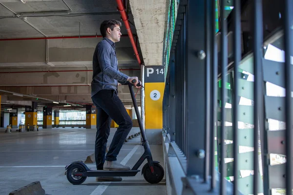 Alış Veriş Merkezinin Garajında Elektrikli Scooterıyla Gezen Yakışıklı Hippi — Stok fotoğraf