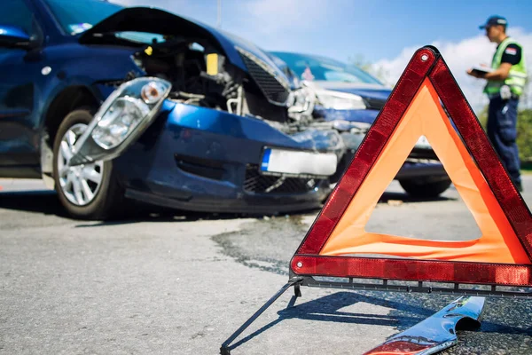 Autonehoda Silniční Katastrofa Srážka Vozidla Varovný Trojúhelník Pro Provoz Rozbitá — Stock fotografie