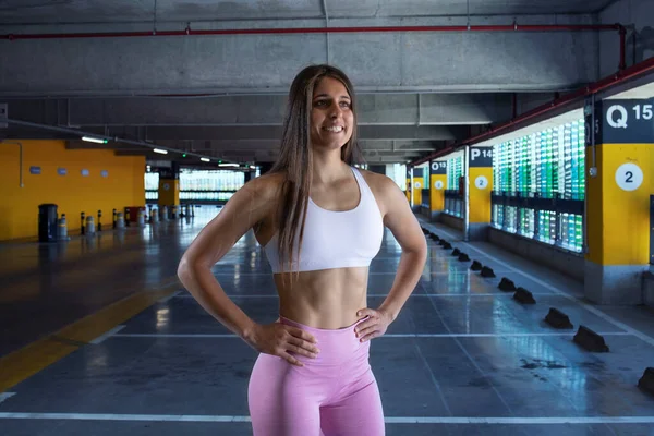 Portrét Silné Svalnaté Sportovkyně Usmívající Před Tréninkem Připraven Fitness — Stock fotografie