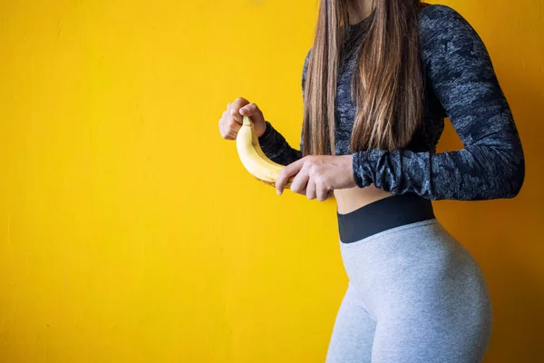 Foto Una Atractiva Mujer Fitness Ropa Deportiva Pelando Fruta Plátano — Foto de Stock