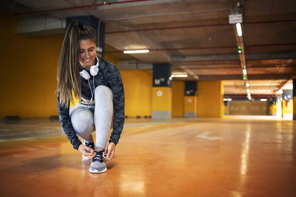 Tiro Atleta Sonriente Atándose Cordón Los Zapatos Preparándose Para Entrenamiento — Foto de Stock