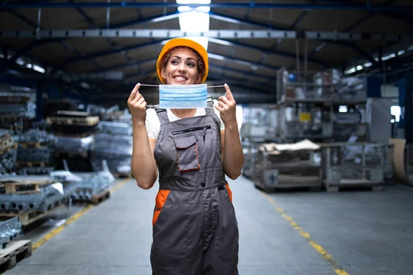 Lavoratori Che Indossano Maschere Protettive Lavoro Donna Sorridente Uniforme Hardhat — Foto Stock