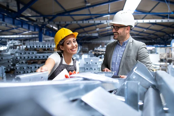 Trabalhador Fábrica Uniforme Apresentando Novos Produtos Gerente Produção Industrial Peças — Fotografia de Stock