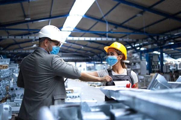 Responsabile Fabbrica Visita Alla Linea Produzione Salutatore Con Gomiti Causa — Foto Stock