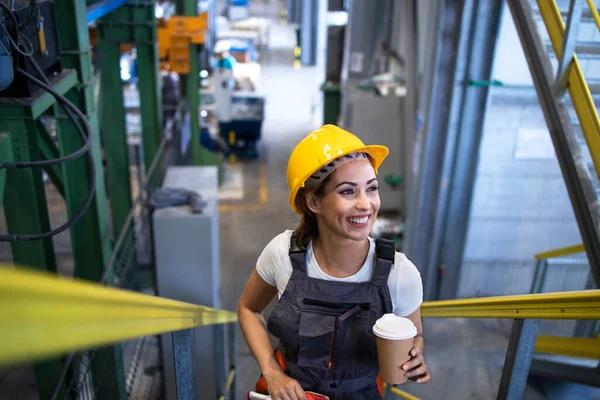 Ingegnere Donna Uniforme Hardhat Arrampicata Scale Metalliche Industriali Costruzione Fabbrica — Foto Stock