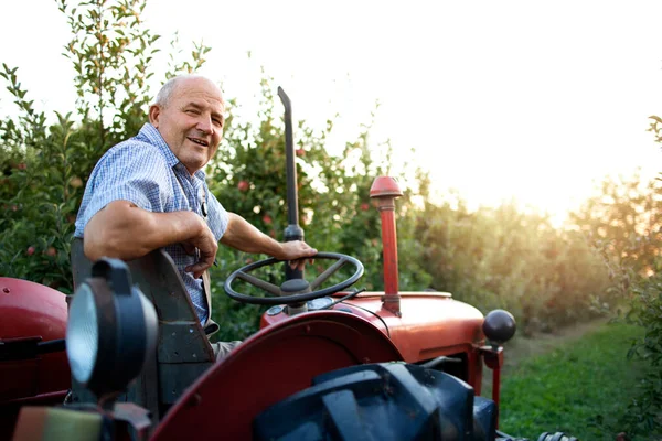 Porträt Eines Älteren Landwirts Der Seine Alte Traktormaschine Retro Stil — Stockfoto