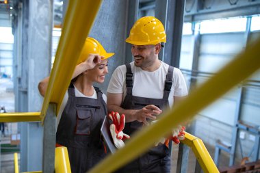 Fabrika işçileri üretim verimliliği hakkında tartışıyorlar. Endüstri ve insanlar.