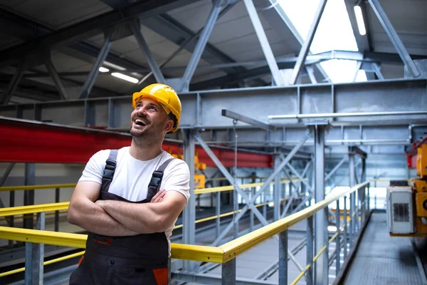 站在工业生产大厅里微笑的工厂工人的画像 — 图库照片