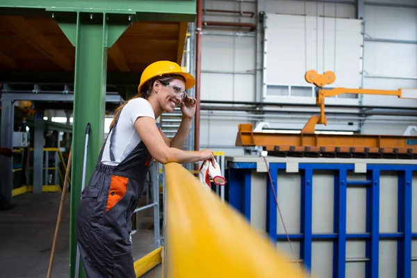 Ritratto Operaia Appoggiata Ringhiere Metalliche Nel Capannone Produzione Industriale — Foto Stock