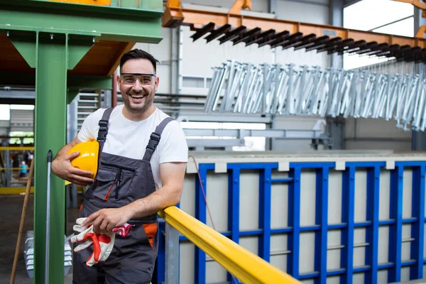 Retrato Del Trabajador Sonriente Fábrica Sala Producción Industrial —  Fotos de Stock