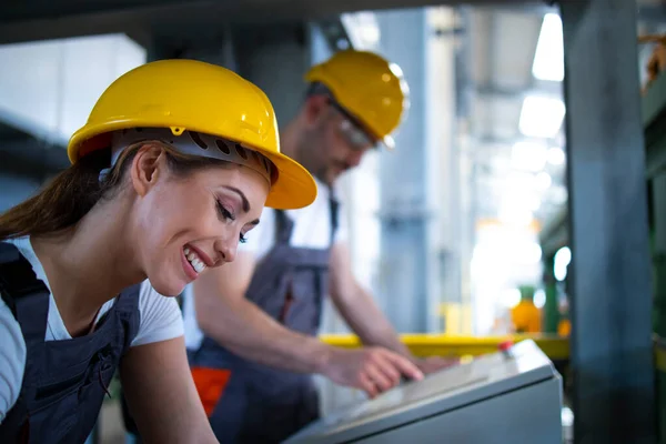 Operai Sala Controllo Che Gestiscono Macchine Industriali Remoto Nella Linea — Foto Stock