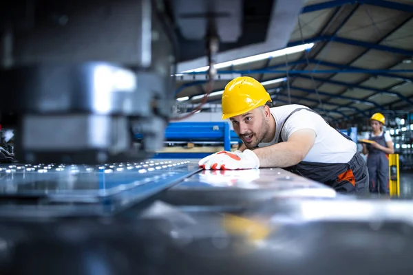 Fabriksarbetare Skyddande Uniform Och Hårdhatt Som Arbetar Industrimaskin Vid Produktionslinjen — Stockfoto