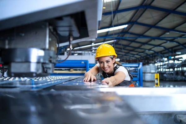 生産ラインで保護制服やハード帽子操作産業機械の女性工場労働者 業界で働く人々は — ストック写真