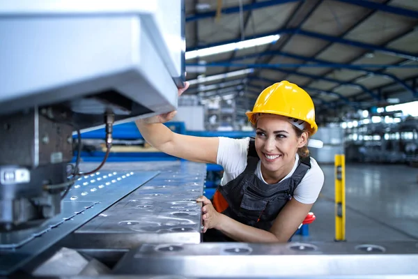 工厂女工穿着防护服 在生产线上操作工业机器 在工业部门工作的人 — 图库照片