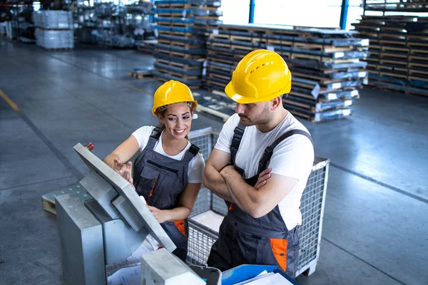 Fabrieksarbeiders Werken Samen Industriële Medewerkers Met Gele Hardhat Bedieningsmachines Bij — Stockfoto