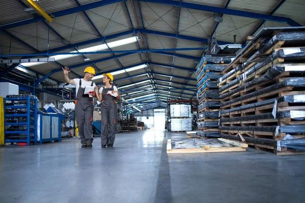 Fabrieksarbeiders Werkkleding Gele Helmen Lopen Door Industriële Productiehal Delen Ideeën — Stockfoto