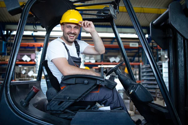 Porträtt Leende Professionell Truckförare Fabrikens Lager — Stockfoto