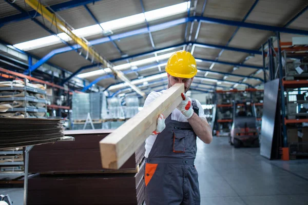 Snickare Produktionslinje Arbetare Kontrollera Trä Material För Möbeltillverkning Fabrikshallen — Stockfoto
