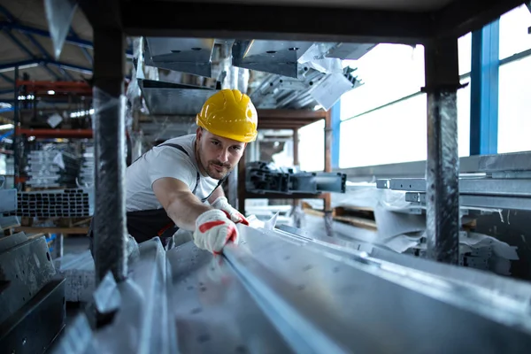 Ouvrier Usine Travaillant Dans Entrepôt Manipulant Des Matériaux Métalliques Pour — Photo