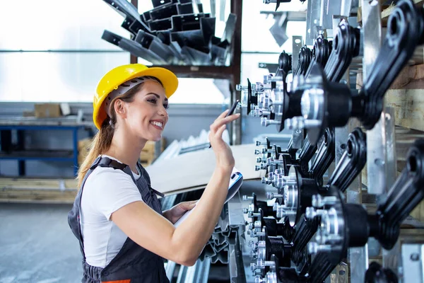 Donna Dipendente Industriale Uniforme Lavoro Hardhat Controllo Della Produzione Fabbrica — Foto Stock