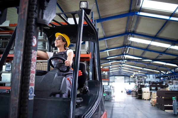 Vrouwelijke Industriële Chauffeur Die Vorkheftruck Machine Het Magazijn Van Fabriek — Stockfoto