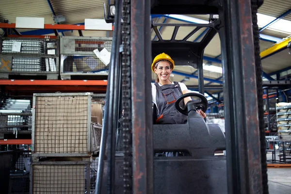 Professionele Industriële Chauffeur Die Vorkheftruck Machine Fabriek Magazijn — Stockfoto