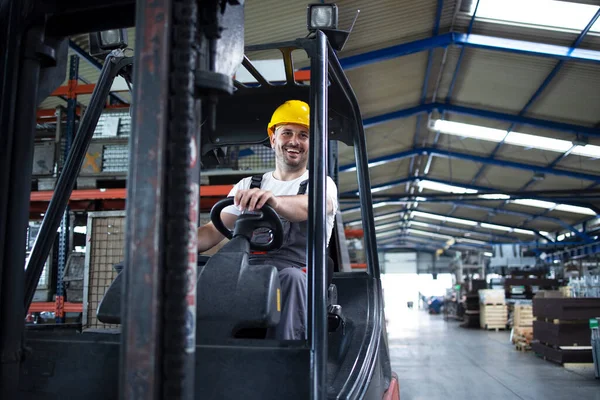 Professionele Mannelijke Industriële Bestuurder Die Vorkheftruck Machine Het Magazijn Van — Stockfoto