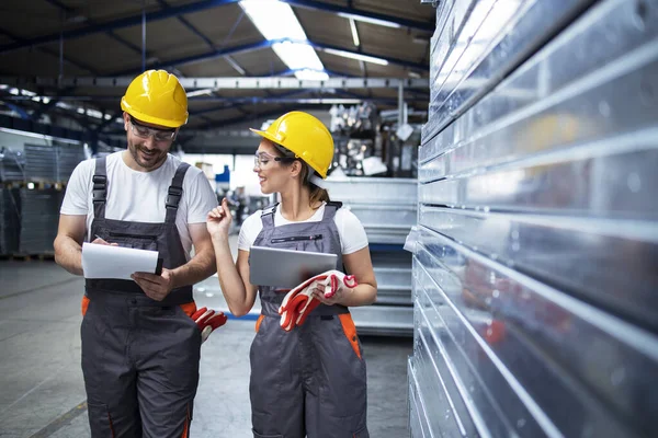 Trabajadores Fábrica Trabajando Juntos Sala Producción Industrial — Foto de Stock