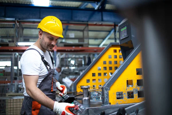 Porträtt Fabriksarbetare Som Arbetar Med Industrimaskiner Produktionsanläggning — Stockfoto