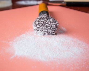 Beyaz arka planda fırça ile beyaz toz