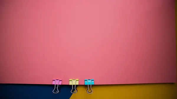 オフィス クランプと色とりどりのピンクの青黄色の背景 — ストック写真