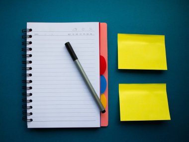 renkli boş yapışkan not veya boş mesaj notları hatırlatma için mavi arka plan üzerinde office kelepçeler ile çalışan veya müşteri, iş arkadaşı, tedarikçi, ekip çalışması ve vb ile randevu hatırlıyorum.