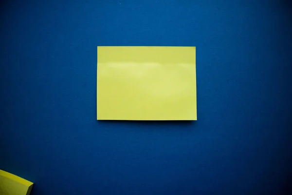다채로운 스티커 신호에 파란색 배경에 사무실 클램프와 게시물 — 스톡 사진