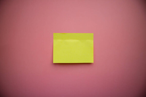 красочные пустые липкие заметки или пустые почтовые заметки с офисными зажимами на синем фоне для напоминания о работе или о встрече с клиентом, коллегой, поставщиком, совместной работе и т.д.
.