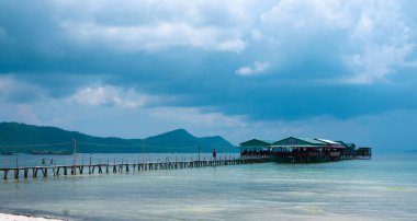 Balıkçılar kırsal turkuaz deniz, mavi gökyüzü ve Phu Quoc, Vietnam dağ görünümünde güzel manzaralı Bridge'de 